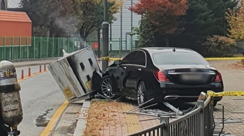 전기설비 들이받아 900세대 정전…벤츠 두고 달아난 운전자