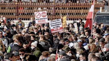 “재봉쇄 못 참아, 자유를 달라“ 유럽 곳곳서 격렬 시위