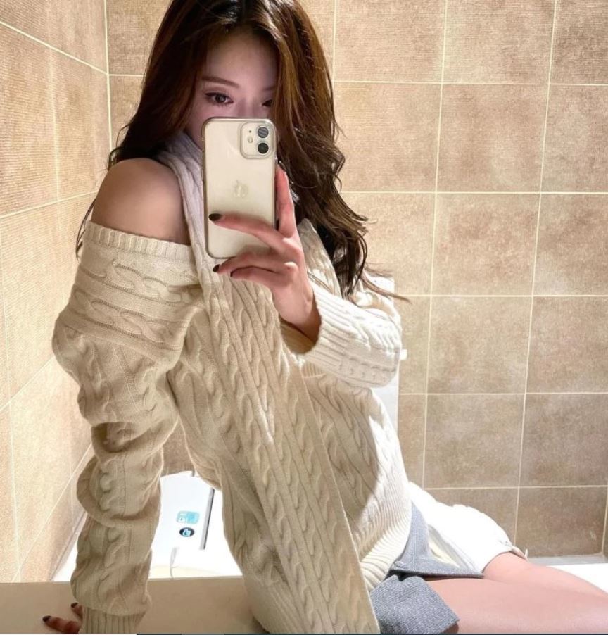 오마이걸 유아, 화장실에서 이렇게 요염할 일? 은근한 노출로 시선강탈 | JTBC 뉴스 오마이걸 유아, 화장실에서 이렇게 요염할 일? 은근한 노출로 시선강탈 | Jtbc 뉴스