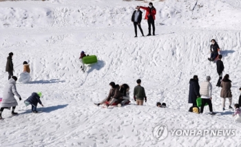 특별방역대책 하루 앞둔 휴일 스키장·관광지에 나들이객 '북적'