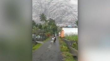 마을 삼킨 검은 구름…인니 화산 폭발로 최소 13명 숨져