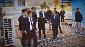 군사분계선 앞 주저앉은 탈북어민…북송 당시 영상 공개