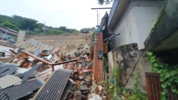 '최대 130㎜' 폭우 쏟아진 남부…“지진 난 듯“ 옹벽 붕괴