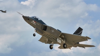 한국형 초음속 전투기, 하늘 누볐다…KF-21 첫 비행 성공