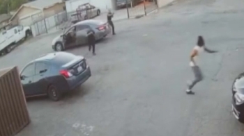 [영상] 美 경찰, 어머니와 통화 중이던 청년…총기 소지로 착각해 사살