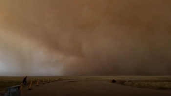 [영상] 中 관광지에 몰려온 거대한 모래폭풍…영화처럼 하늘 뒤덮었다