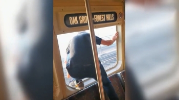 [영상] 창문 열고 탈출했다…美 지하철 화재로 승객 200명 대피