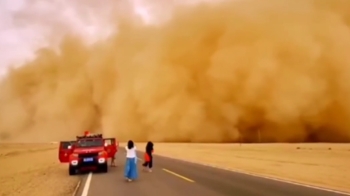 중국 뒤덮은 거대 모래폭풍…“재난영화 속 한 장면인 줄“