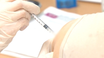 가파른 확산세…다음 달 '개량 백신 접종계획' 발표