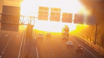 [영상] 중심 잃고 쓰러진 트럭…화염 휩싸인 中 고속도로