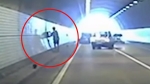 [영상] 터널 안에서 뒤집혀 불난 차량…달려와 수습한 시민 누구?