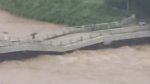 무너진 다리 위 위태로운 시민들…아찔한 폭우 현장 상황