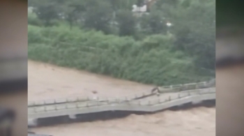 곳곳서 하천 범람 피해…고양시 창릉천 다리 일부 붕괴