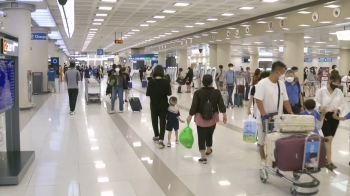 태풍에 공항서 발 돌리는 여행객들…“결항 소식에 막막“