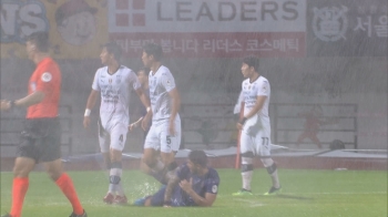 '진풍경' 빚어낸 태풍 속 축구…장대비가 가른 승부