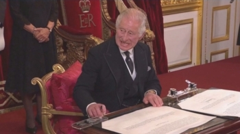 생중계된 새 국왕의 '짜증'…“영국 왕실 폐지“ 기름 부었다