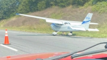 미 고속도로에 비상착륙한 소형 항공기…인명피해는 없어
