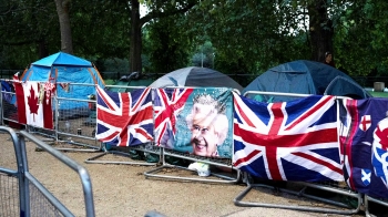 잠 못 든 런던 '추모의 밤'…텐트 치고 자리 지킨 시민들