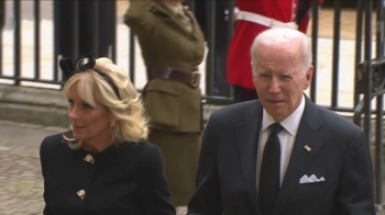 바이든 대통령, 여왕 장례식 10분 지각…식장 밖서 대기