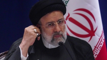 “히잡 안 써?“ 이란 대통령, CNN 앵커에 '인터뷰 퇴짜'