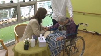 마주한 얼굴…요양병원 '접촉면회' 4일부터 다시 허용