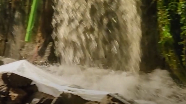 [영상] 강물에 떠내려간 차…운전자는 직전에 무사히 탈출