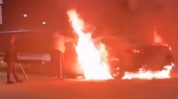 불타는 차량 뛰어들어…운전자 구해낸 용감한 시민들