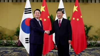 윤 대통령, 시진핑과 25분 만남…“북 위협 고조, 중국 역할 기대“