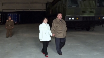 김정은, 딸 대동해 ICBM 발사 지휘…“핵에는 핵으로 대답“