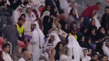 개최국 카타르, 개막전 첫 패배…'썰물처럼' 빠져나간 관중들