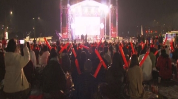 열기와 긴장 속 '붉은물결'…광화문광장에 경찰 500여명 투입