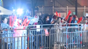 우비 차림 광화문 모인 시민들…“가나, 나가“ 응원 열기