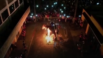 [D:이슈] 과테말라의 성탄맞이…액운 쫓는 '악마 화형식'