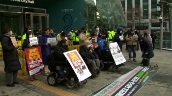 전장연, 국회 예산안 처리 때까지 '지하철 시위' 잠정 중단