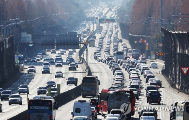 귀성길 고속도로 곳곳 정체…서울→부산 6시간 40분