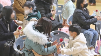 4년 만의 대면 입학식…“친구들 사귀고 뛰어놀고 싶어요“