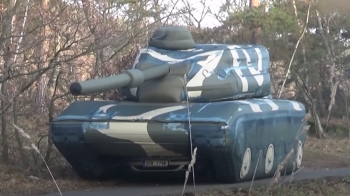 [D:이슈] 10분이면 1대 완성…진짜 같은 '가짜 탱크'