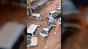 사람 키 넘는 물살에 속수무책…튀르키예 이번엔 폭우 덮쳐