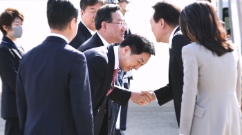 '보은'의 마음 컸나?…김기현, 윤 대통령에 '폴더인사' 구설