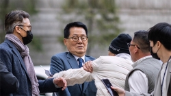'서해 피격' 첫 재판 날 법정 밖 충돌…유족, 박지원에 사과 요구