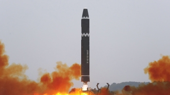 북한 “고체연료 사용 신형 ICBM '화성 18형' 시험발사“