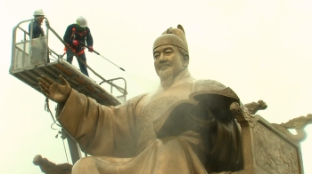 [영상구성] 겨우내 묵은 때 '싹싹'…세종대왕 동상 '봄맞이 단장'