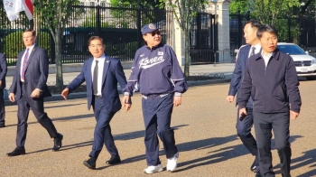 바이든이 선물한 모자·선글라스…윤 대통령, 워싱턴 시내 산책｜월드 클라스