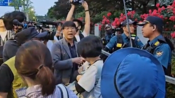 금속노조, 대법원 앞 '노숙 농성'…참가자 3명 경찰에 연행돼