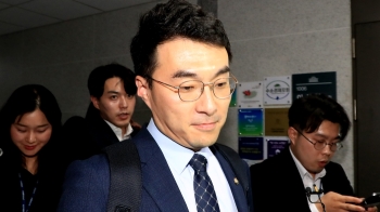 '코인 논란' 김남국, 17일 만에 출근…거취 놓고 갑론을박
