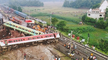 인도서 '열차 충돌' 아비규환…288명 숨지고 1000여명 부상