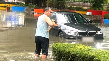 “이 아저씨 칭찬해주세요“…침수도로 배수구 뚫던 '러닝맨' 알고 보니