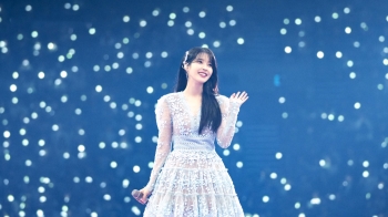 데뷔 15주년 아이유, 팬 콘서트…“15년 후 또 보자“ [상클 라이프]