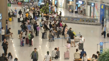 “아쉬움 뒤로하고 다시 일상으로“…인천공항 귀국행렬 북적