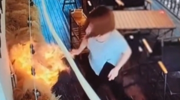 밥 먹던 손님, 갑자기 라이터 들더니…중국 식당 태우고 줄행랑
